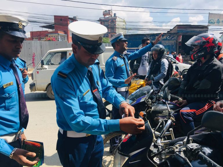 लकडाउन उल्लघंन गर्ने ८१४ सवारीसाधनलाई कारवाही, उपत्यका छाड्नेलाई होल्डमै