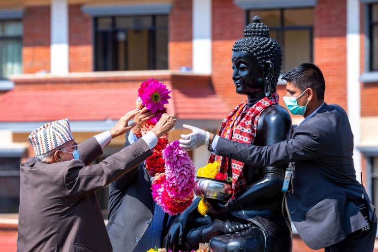 प्रधानमन्त्रीद्धारा बुद्धको प्रतिभामा माल्यापण, आज बेलुका दीपप्रज्वलन गर्न आग्रह