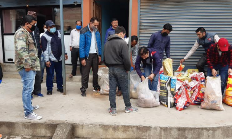 भक्तपुुरमा यातायात मजदुर र अन्य प्रकारका मजदुरलाई राहत वितरण