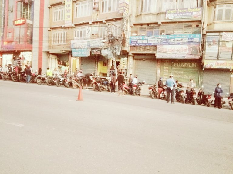 सरकार भन्छ जोरबिजोरमा सवारी चलाऔं, पुलिस भन्छ रोक किन चलाएको ?