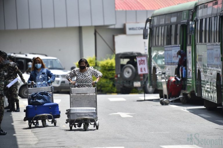 कुवेतमा आममाफी पाएका महिलाहरु काठमाण्डौं आईपुग्य