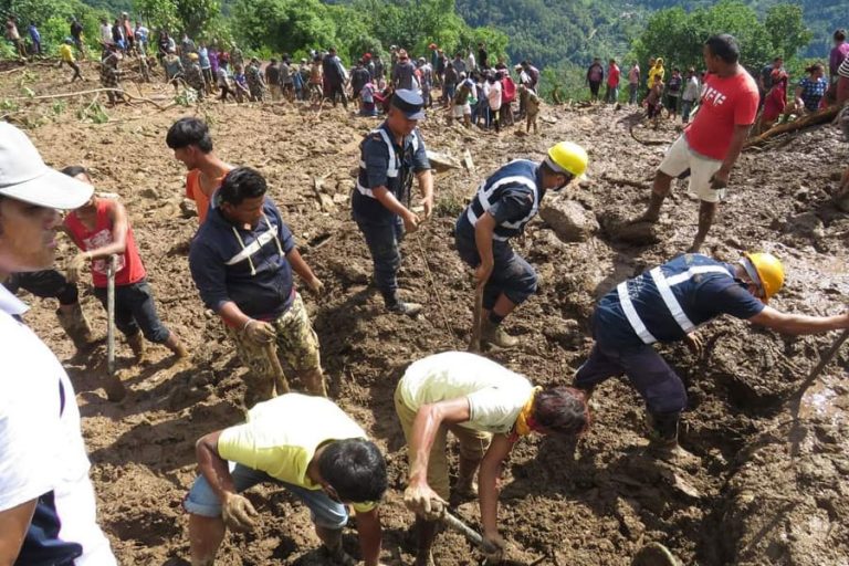 पर्वतमा पहिरोबाट ८ जनाको मृत्यु एक वेपत्ता