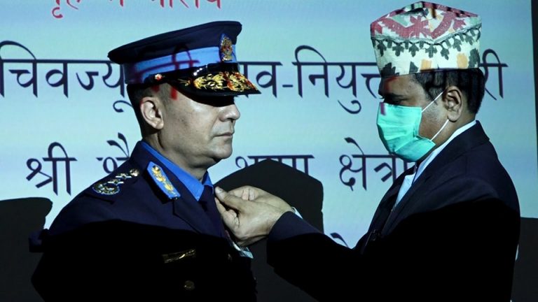 नवनियुक्त आईजीपी थापाद्धारा दर्ज्यानी चिह्न ग्रहण
