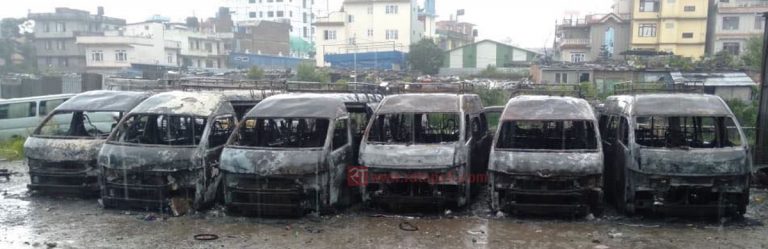 नयाँ बसपार्कको एक ग्यारेजमा राखिएका ८ वटा माइक्रोमा आगलागी हुँदा जलेर नष्ट