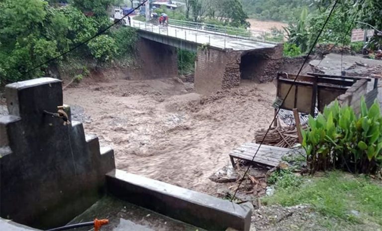 पृथ्वी राजमार्ग ठाउँठाउँमा पहिरो काठमाण्डौं आवतजावत बन्द