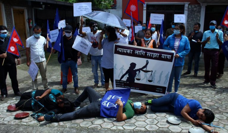 फैसला रद्दका लागि साझा पार्टी सडकमा
