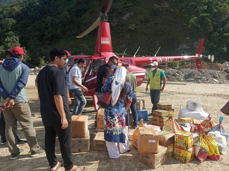 म्याग्दी बाढी पहिरो पिडितलाई संगम म्याग्दी र कदम म्याग्दीद्धारा सहयोग