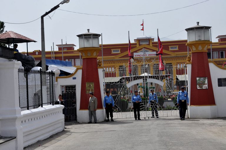 प्रधानमन्त्री राष्ट्रपति भेट्न सितल निवासमा, मन्त्रीहरुलाई ७ बजे बालुवाटरमा बोलाइयो