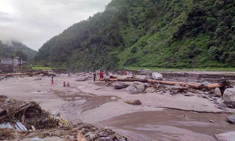 कैलालीमा बाढीले बगाएर ६ मृत्यु, १७ अझै बेपत्ता