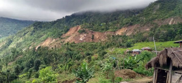 अर्घाखाँचीको डुंगेशेराको डाँडो भासिदा कम्तीमा ६ घर भत्किए २० भन्दा बढी घर उच्च जोखिममा