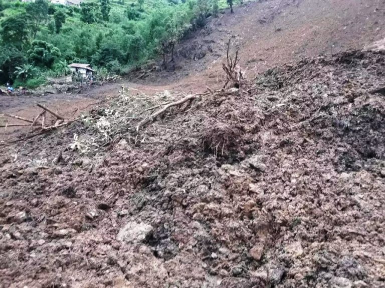 सिंगो गाउँ नै पहिरोको जोखिममा, २६ घर भत्कियो