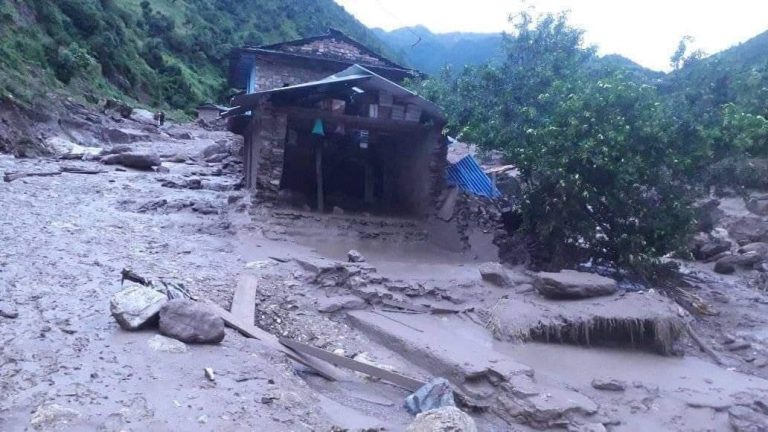 बागलुङको बोबाङमा भिषण पहिरो १७ जना सम्पर्क बिहीन कयौं घरबस्तीमा क्षति