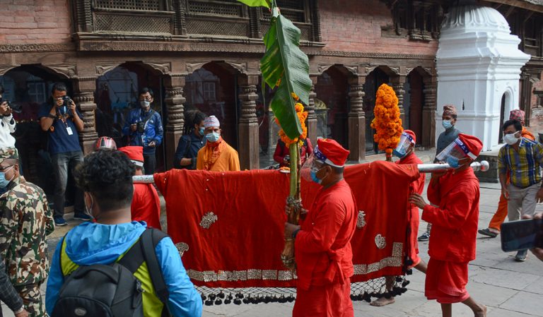 गोरखा दरबारबाट ल्याइएको फुलपाती हनुमान ढोकामा भित्र्याईयो