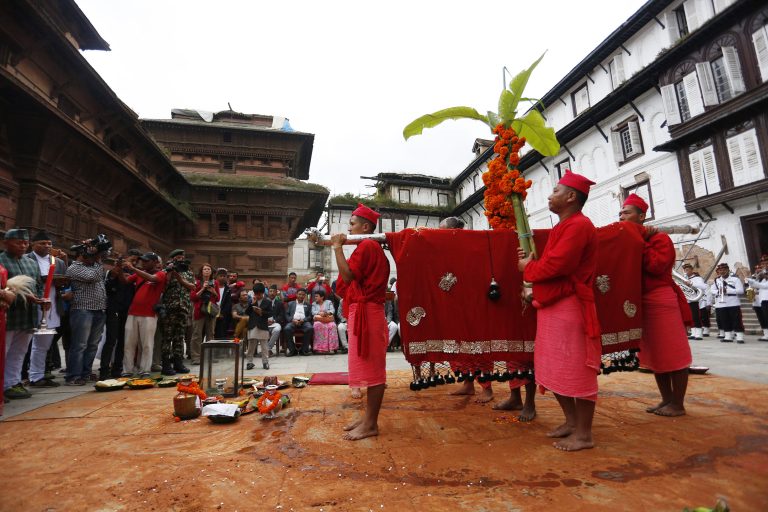 आज दशैंघर अथवा पूजाकोठामा फुलपाती भित्र्याइदै