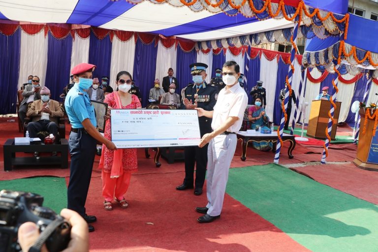 जबरवजस्ती करणी मुज्ञा अभियुक्त पक्राउ गर्ने महिला प्रहरी पुरस्कृत
