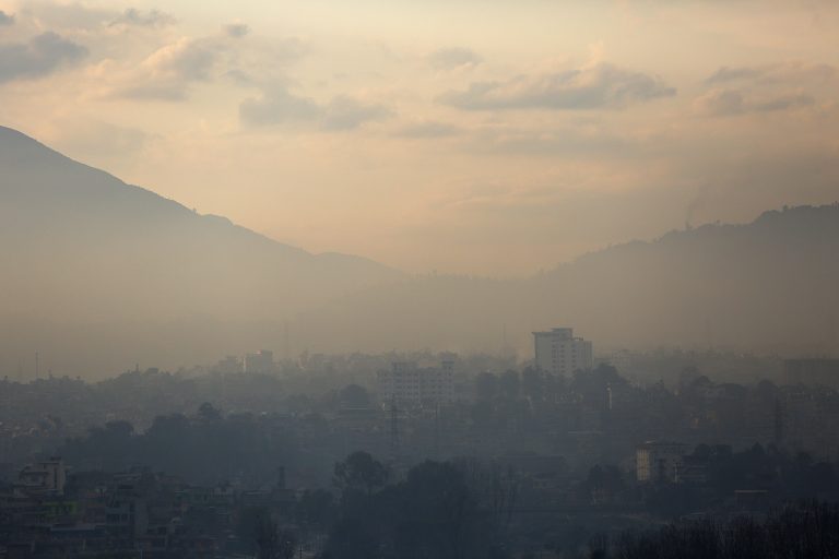 काठमाण्डौमा बाक्लो हुस्सु देशभर मौसम बदली