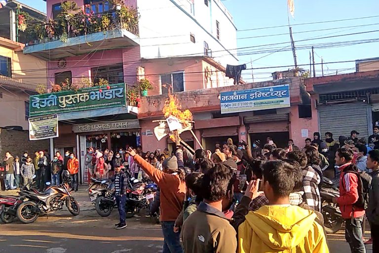 मध्यपश्चिमाञ्चल विश्वविद्यालय का प्राध्यापकद्धारा प्रशासनको बल प्रयोगको नीतिको निन्दा