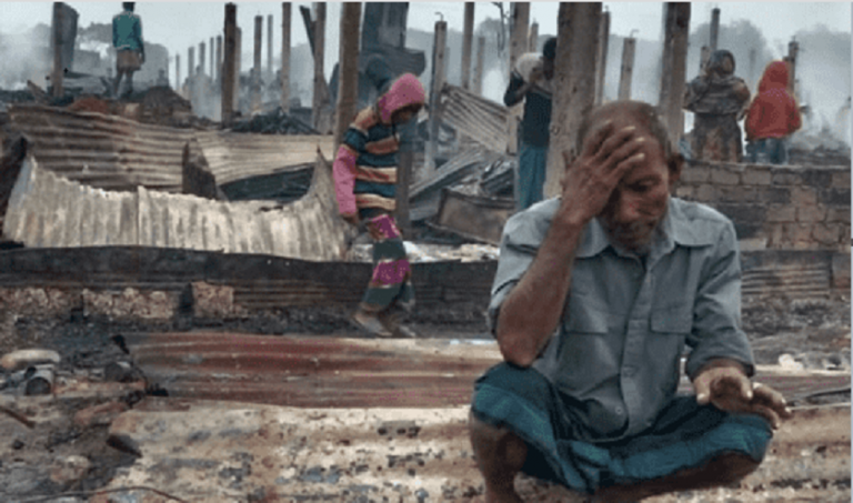 बङ्लादेशमा रहेको रोहिंग्या शरणार्थी शिविरमा ठूलो आगलागीको कयौं शरणार्थीहरुका टहरा जलेर नष्ट