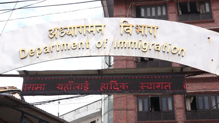 ४० वर्षमुनिका महिलाहरू एक्लै विदेश जांदा अब वडा कार्यालयको र पारिवारिक सहमति अनिवार्य