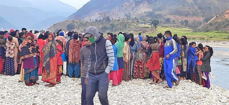 कर्णालीमा हाम फालेका ५ मध्ये एक अझै बेपत्ता