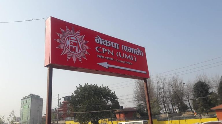 सुदूरपश्चिम प्रदेश सरकारमा सहभागी माधव पक्षीय तीन जना मन्त्रीलाई ओली पक्षीय प्रदेश कमिटीबाट २४ घन्टे स्पष्टीकरण