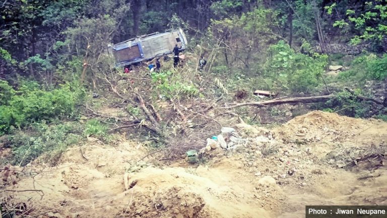 दाउन्नेमा बस दुर्घटना ४ जनाको मृत्यु,४९ जना घाइते