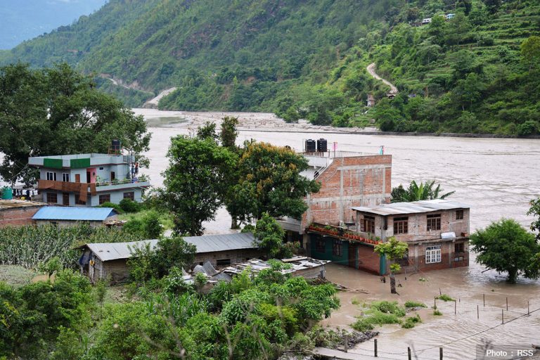 दोलालघाट पुरानो बजार क्षेत्रका ११ घर डुबानमा