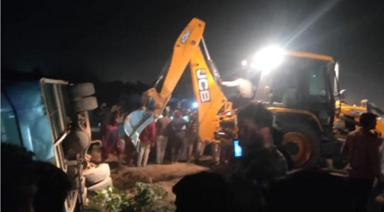उत्तरप्रदेशमा बस र अटो ठोक्किंदा १७ जनाको मृत्यु