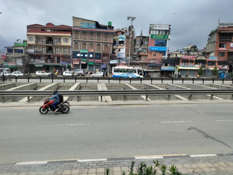 सार्वजनिक यातायात आज बिहानैदेखि चल्न थाले