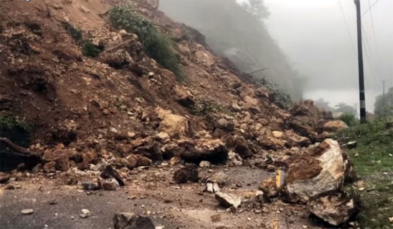नारायणगढ–मुग्लिन सडकखण्ड गएरातिदेखि फेरि अवरुद्ध दर्जनौं सवारीसाधन अलपत्र