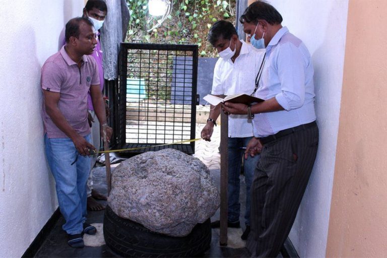 श्रीलंकामा नीलमको एक क्लस्टर (समूह) फेला
