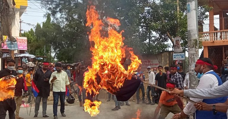 एमालेको युवा संघ नेपालले जनकपुरधाममा विपक्षी दलका शीर्ष नेताहरुको पुत्ला दहन