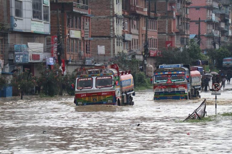 बनेपा बजारमा भल पस्दा गाडी नै डुम्ने पोखरी बन्यो