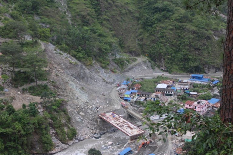 रघुगंगा गलेश्वरको राहुघाटका ३० घरपरिवार बस्ती पहिरोले पुरिने जोखिममा