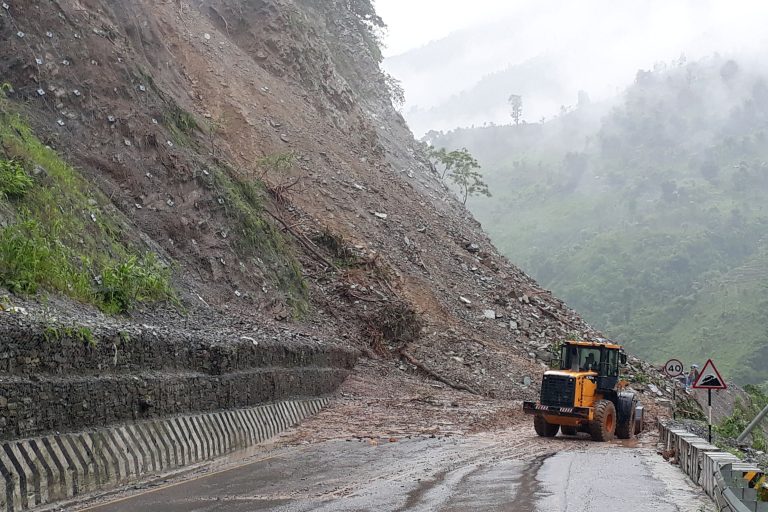 बर्षाका कारण नारायणगढ–मुग्लिन सडकखण्डको दुई स्थानमा पहिरो खस्दा सडक अवरुद्ध