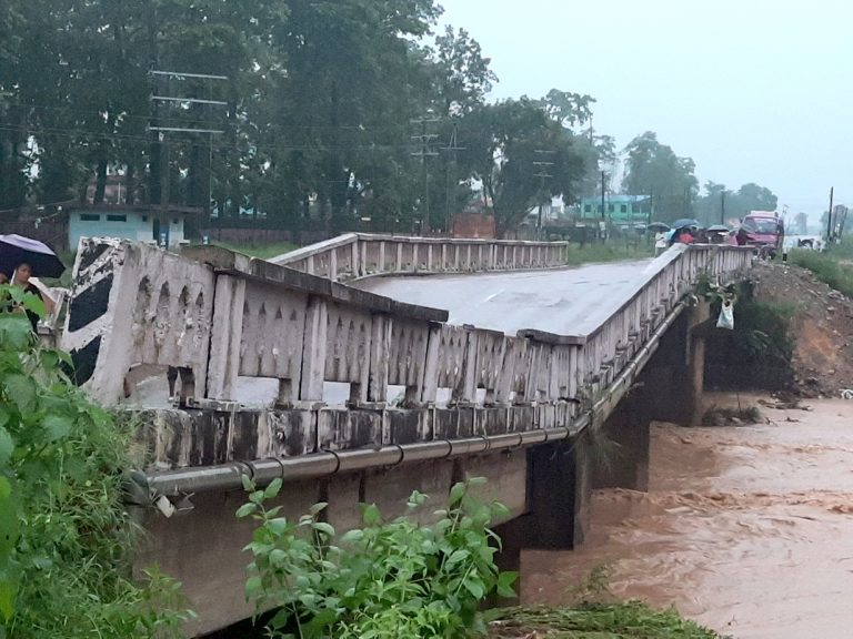 रुपन्देहीको देवदहस्थित घोडाहा खोलाको पुल भार्सिसँगै पूर्व-पश्चिम राजमार्गमा यातायात सेवा अवरुद्ध