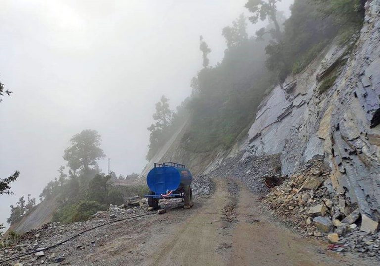 पहिरोका कारण जयपृथ्वी राजमार्ग तीन ठाउँमा अवरुद्ध