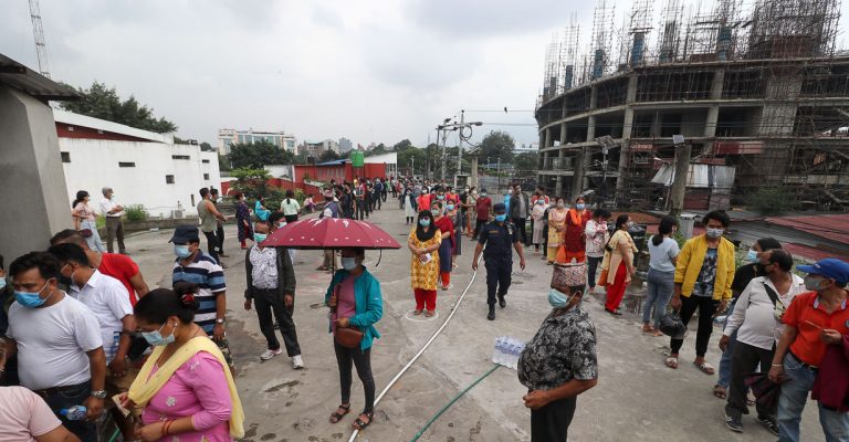 काठमाडौं उपत्यकाको खोपकेन्द्रहरुमा कोरोना भाइरसविरुद्ध चिनियाँ भेरोसेलको दोस्रो डोज लगाउने सर्वसाधारणको भिड