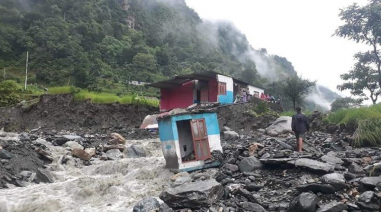 म्याग्दी दुधेखोलामा आएको बाढीले एक घर एक भैसी बगाएर लग्यो जोखिम उच्च