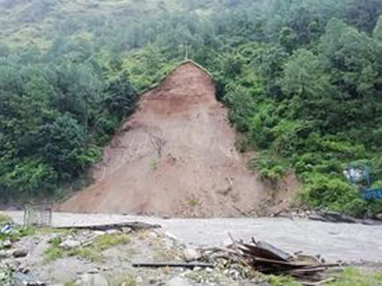 मध्यराती बेनी कालिपुलमा पहाडै भत्किने गरी पहिरो खस्दा तीन जना घाइते आधा दर्जन घरमा क्षति सो क्षेत्रका मानिसमा त्रास उत्पन्न