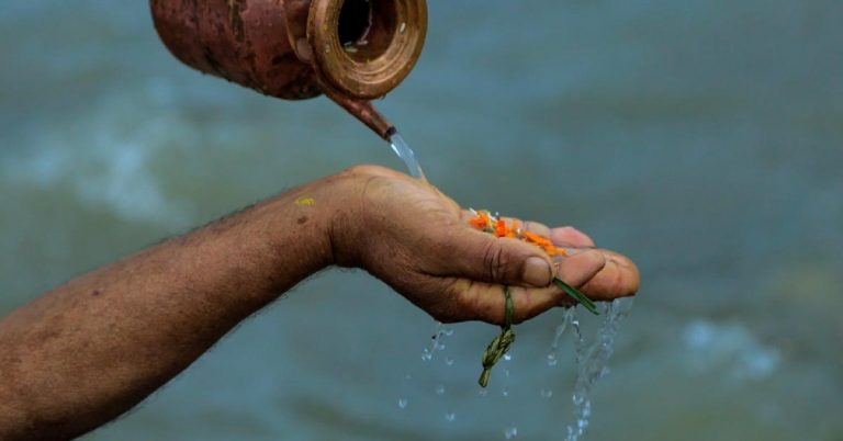 आज कुशे औँसी पर्व वैदिक सनातन धर्मावलम्बीले वर्षभरि देवकार्य तथा पितृकार्यमा प्रयोग गरिने पवित्र कुश घर-घरमा भित्र्याएर मनाउँदै