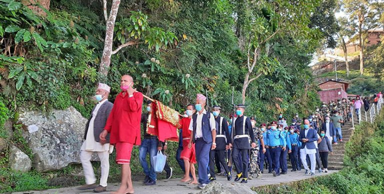 गोरखाको गोरखा दरबारबाट काठमाडौंको हनुमानढोका फूलपाती भित्र्याईयो