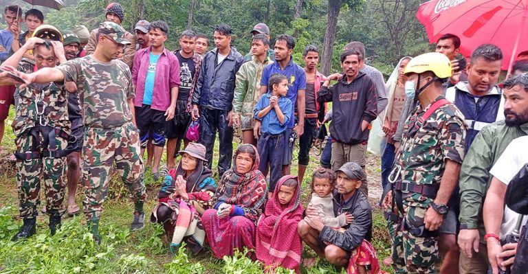महाकाली नदीमा फसेका पाँच जनाको हेलिकप्टर मार्फत उद्धार