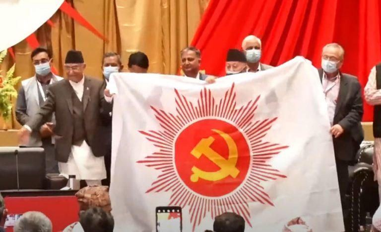 प्रमुख प्रतिपक्षी एमालेले प्रधानमन्त्री ‘प्रचण्ड’लाई ज्ञापन पत्र बुझाउँदै