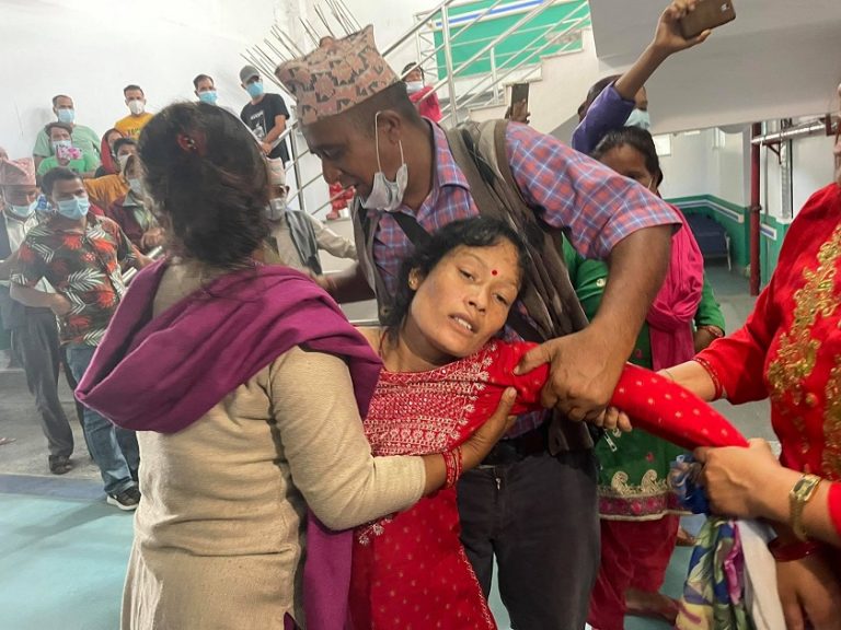 कर्णाली प्रदेश अस्पताल सुर्खेतका डाक्टरहरुको लापरबाहीका कारण बालिकाको मृत्यु भएको भन्दै पीडित पक्ष आन्दोलित