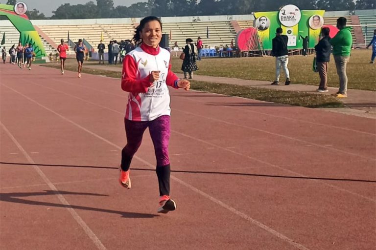 बंगलादेशमा भएको बंगबन्धु शेख मुजीव ढाका म्याराथनमा नेपाली धावक पुष्पा भण्डारीले कास्य पदक जितिन