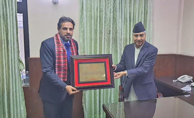 सरकारले नेपाली राष्ट्रिय फुटबल टोलीका प्रशिक्षक अबदुल्लाह अल्मुताइरीलाई सम्मान
