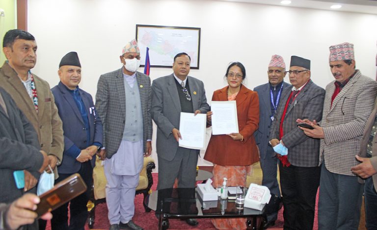 शिक्षकलाई निजामती कर्मचारी सरह सेवा सुविधा दिने