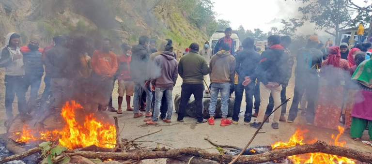 वडा अध्यक्ष नवराज कार्की मोटरसाइकल दुर्घटनामा घाइते भई उपचारको क्रममा मृत्यु भएपछि बिहानैदेखि सुर्खेतको छिन्चु बजार र सडक बन्द