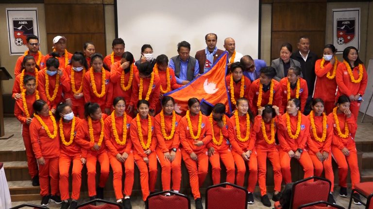 आगामी चैत १ गतेदेखि भारतमा आयोजना हुने साफ यु–१८ महिला च्याम्पियनसिपमा भाग लिन नेपाली टोली आज भारत प्रस्थान गर्दै
